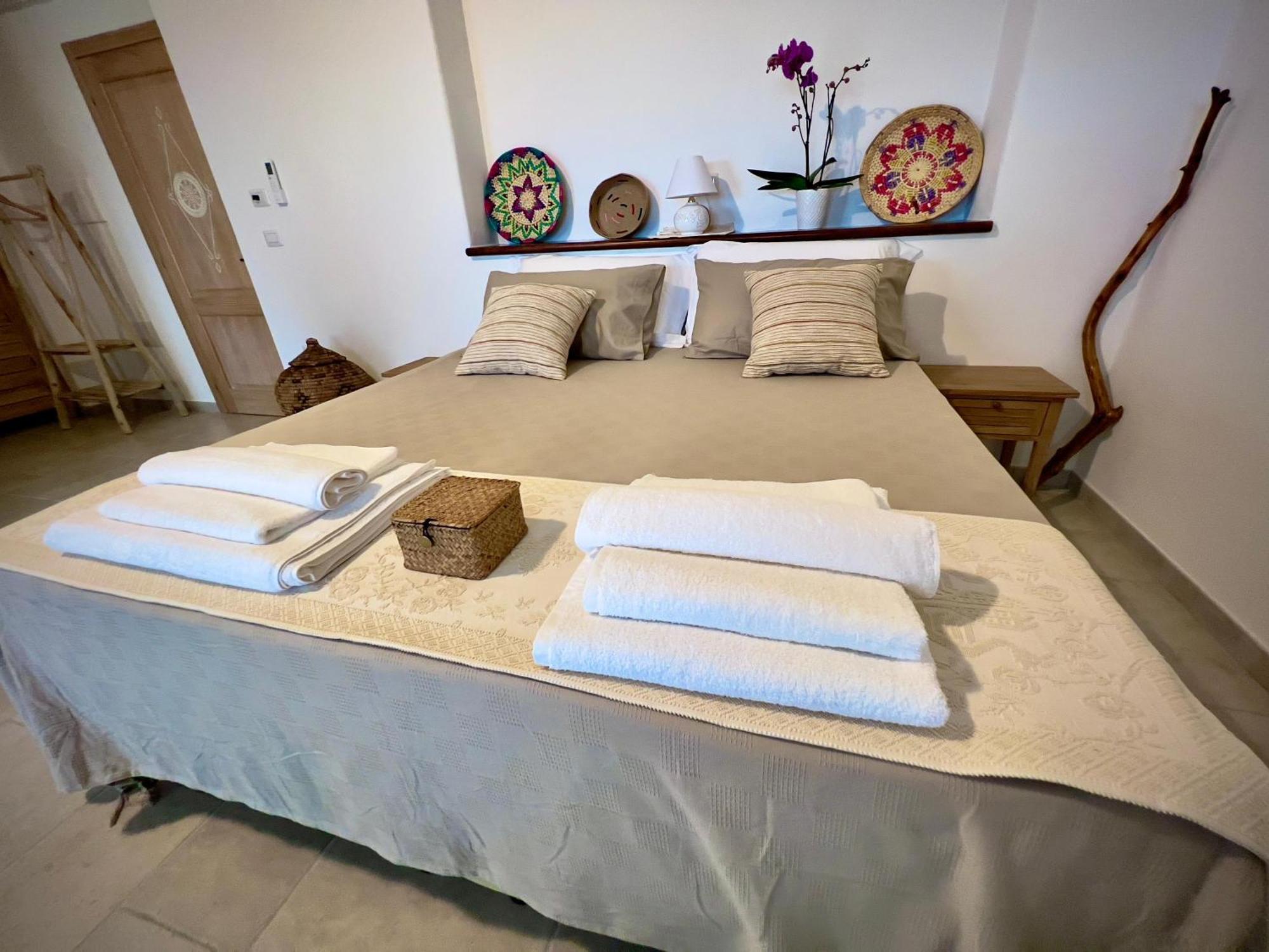 Domus La Roccia Hotel Pozzomaggiore Bagian luar foto